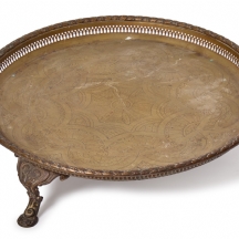 מגש מרוקאי בעל רגליים עשוי פליז