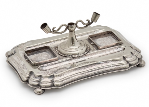 מעמד שולחני עשוי מתכת מצופה כסף לכסת דיו