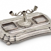 מעמד שולחני עשוי מתכת מצופה כסף לכסת דיו