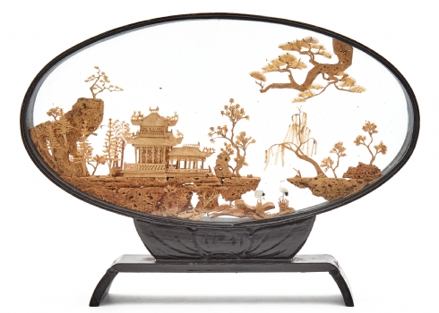 דיורמה סינית מגולפת בתוך ויטרינה אובלית מזכוכית