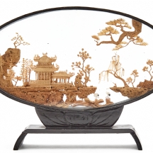 דיורמה סינית מגולפת בתוך ויטרינה אובלית מזכוכית