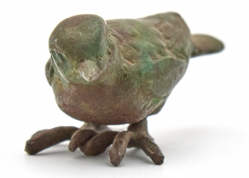 אילנה גור - פסלון קטן ועדין מברונזה בדמות ציפור חתום