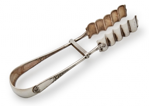 מלקחי הגשה ייעודיים לאספרגוס, עשויים מתכת מצופה כסף