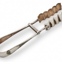 מלקחי הגשה ייעודיים לאספרגוס, עשויים מתכת מצופה כסף