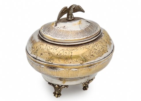 קופסת סוכר גרמנית עתיקה עם מכסה עשויה פליז מצופה כסף, חתומה