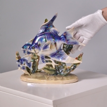 פסלון קרמיקה בדמות דג אנג’ל בגימור לוסטר מתוצרת 'Jema', הולנד