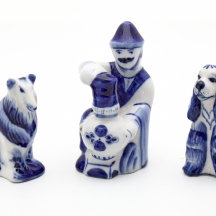 שלוש דמויות גז׳ל 'Gzhel' מקרמיקה מצוירת בעבודת יד בגווני כחול-לבן