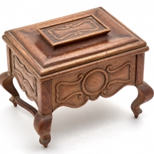 תיבת עץ שולחנית עשויה עץ מלא, מעוצבת ומגולפת בעבודת יד