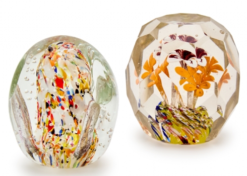 שני פריטי זכוכית אמנותית דקורטיביים מתוצרת בוהמיה הצ’כית, בעבודת יד