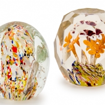 שני פריטי זכוכית אמנותית דקורטיביים מתוצרת בוהמיה הצ’כית, בעבודת יד