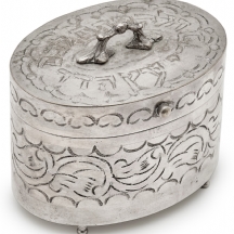 קופסת אתרוג מצופה כסף עם חריטה עברית וידית מעוצבת