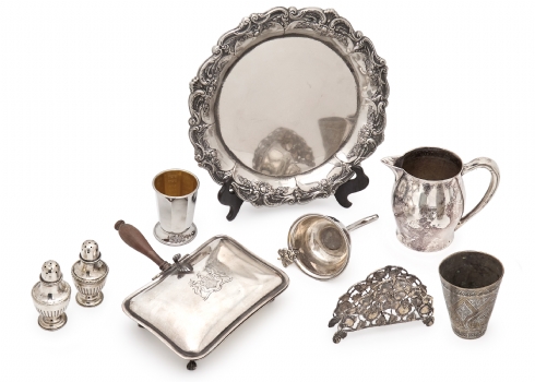 תשעה כלים עשוים מתכת ומצופים כסף, חלקם חתומים