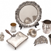 תשעה כלים עשוים מתכת ומצופים כסף, חלקם חתומים