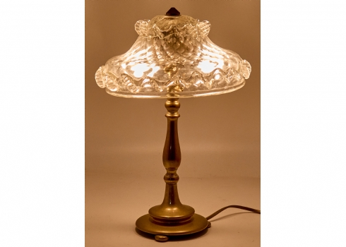 מנורת שולחן דקורטיבית הכוללת רגל עשויה ברונזה ואהיל זכוכית