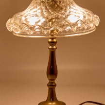 מנורת שולחן דקורטיבית הכוללת רגל עשויה ברונזה ואהיל זכוכית