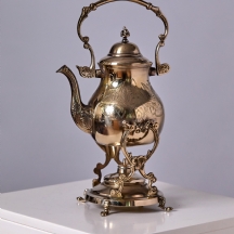 מי-חם דקורטיבי עשוי ממתכת חרוטה ומצופה כסף