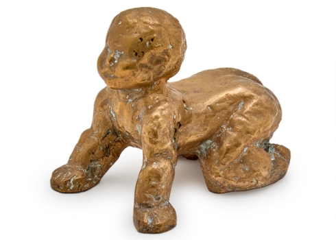 פסל ברונזה בדמות תינוק זוחל, על פי יצירה של ויליאם זוראך (William Zorach)