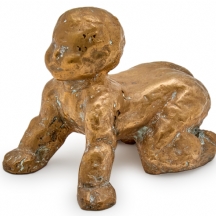 פסל ברונזה בדמות תינוק זוחל, על פי יצירה של ויליאם זוראך (William Zorach)