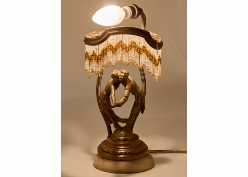מנורת שולחן פיגורטיבית של זוג רוקד עשויה ברונזה על בסיס שיש