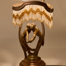 מנורת שולחן פיגורטיבית של זוג רוקד עשויה ברונזה על בסיס שיש