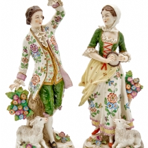 זוג פסלוני פורצלן עתיקים מתוצרת: סיטזנדורף 'Sitzendorf'