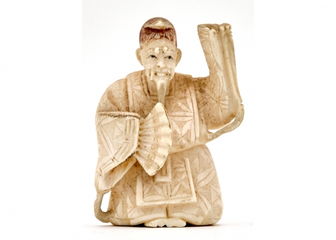 נצוקי / נטסקה מגולף בעבודת יד בחומר יוקרתי לבן, חתום