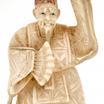 נצוקי / נטסקה מגולף בעבודת יד בחומר יוקרתי לבן, חתום