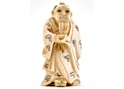 נצוקי / נטסקה מגולף בעבודת יד בחומר יוקרתי לבן, חתום