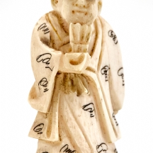 נצוקי / נטסקה מגולף בעבודת יד בחומר יוקרתי לבן, חתום