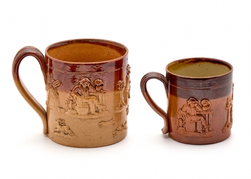 2 ספלים אנגליים מתוצרת דולטון מעוטרים בזיגוג מלח 'salt glaze'