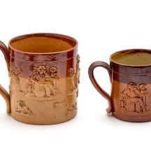 2 ספלים אנגליים מתוצרת דולטון מעוטרים בזיגוג מלח 'salt glaze'