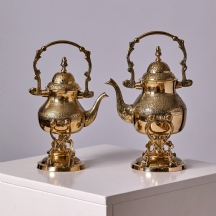 זוג קומקומי תה(מי-חם) עשויים פליז, מעוטרים בחריטה ידנית עשירה