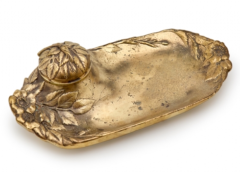 כסת דיו צרפתית מרשימה עשויה ברונזה ומעוטרת בעיטורים צמחיים