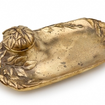 כסת דיו צרפתית מרשימה עשויה ברונזה ומעוטרת בעיטורים צמחיים