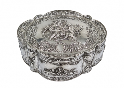 קופסת כסף גרמנית עתיקה ומפוארת, עשויה כסף '800' וחתומה, פנים הקופסא מצופה זהב