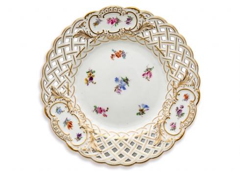 צלחת מחוררת מפורצלן תוצרת 'Meissen', המאה ה־19, חתום