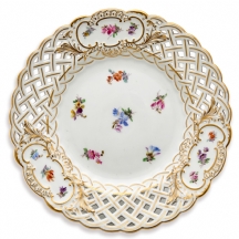 צלחת מחוררת מפורצלן תוצרת 'Meissen', המאה ה־19, חתום