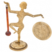 גונג דקורטיבי עשוי פליז סגנון אר דקו, בדמות אישה רוקדת, בעבודת חריטה ועיטור ידני