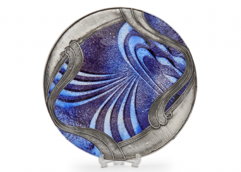 צלחת נוי עשויה זכוכית כחולה עם אלמנטים דקורטיביים מכסף