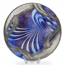 צלחת נוי עשויה זכוכית כחולה עם אלמנטים דקורטיביים מכסף