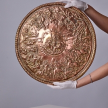 אלמנט קיר דקורטיבי בצורת מגן, עשוי נחושת בעבודת תבליט עשירה