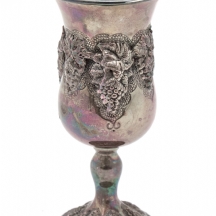 גביע קידוש עשוי כסף סטרלינג (925), מעוטר וחתום, משקל: 127 גרם