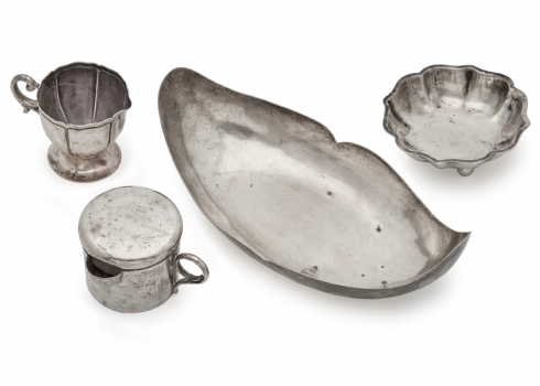 ארבעה חפצי כסף שונים, יצרנים ודגמים שונים, כולם חתומים כסף 'סטרלינג' (925)