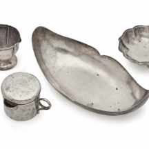 ארבעה חפצי כסף שונים, יצרנים ודגמים שונים, כולם חתומים כסף 'סטרלינג' (925)