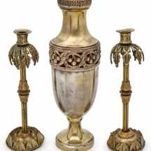 אגרטל וזוג פמוטים דקורטיביים בסגנון קלאסי עשויים פליז