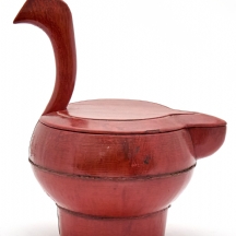 דלי מים מצופה לכה אדומה עם מכסה, פיית מזיגה וידית מעוקלת