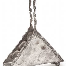 מעמד שולחני למפיות (מפיון), עשוי כסף 'סטרלינג' (925), חתום