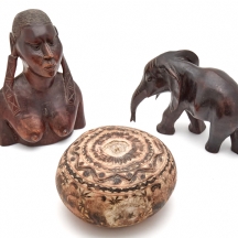 שלושה פריטי אמנות אתנית - פסלי עץ אפריקאיים וכלי דלעת מגולפת פרואנית