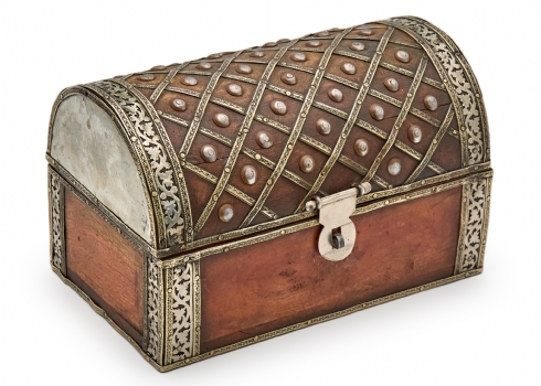 תיבת עץ עם חיפויי מתכת מובלטים ועיטורים בדוגמאות גיאומטרית (ייתכן כסף- לא נבדק)