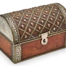 תיבת עץ עם חיפויי מתכת מובלטים ועיטורים בדוגמאות גיאומטרית (ייתכן כסף- לא נבדק)